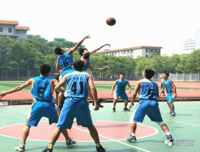 刻苦训练篮球时如何避免受伤的建议_0