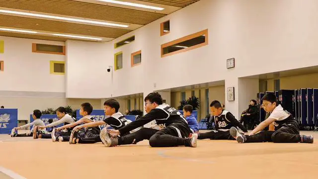 如何在篮球冬令营中加强体能训练?_1